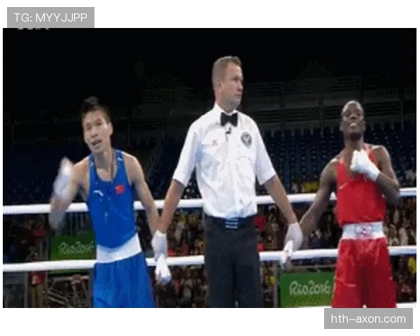 拉人犯规的判罚标准及裁判执法原则详解